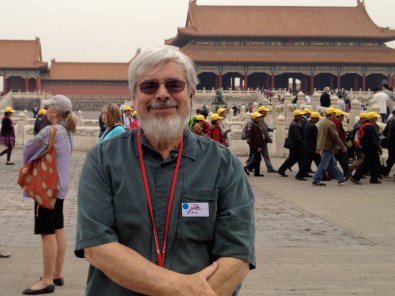 Phil in the Forbidden City, with yellow-hatted Chinese tourists in the background